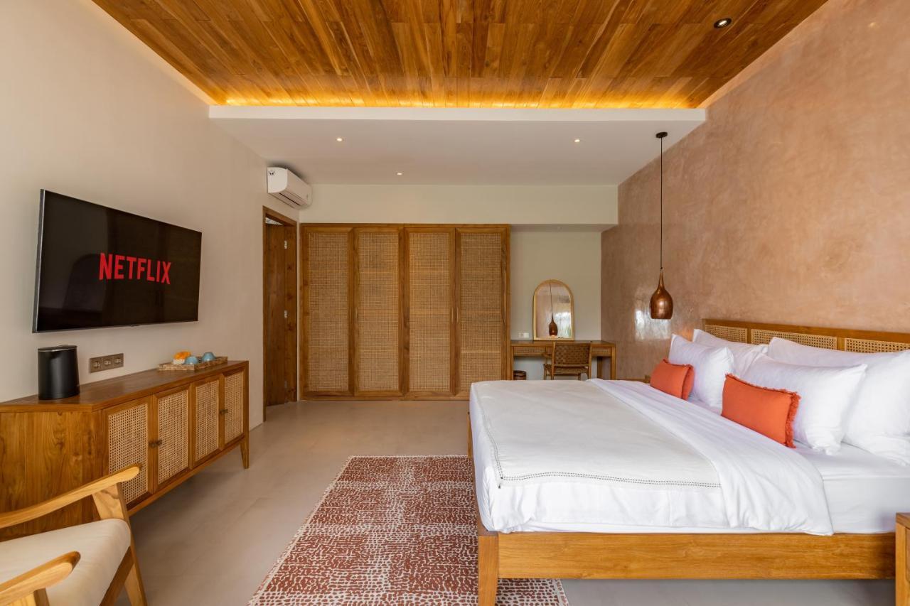 Villa Brand New 5 Bd Luxury 300m To